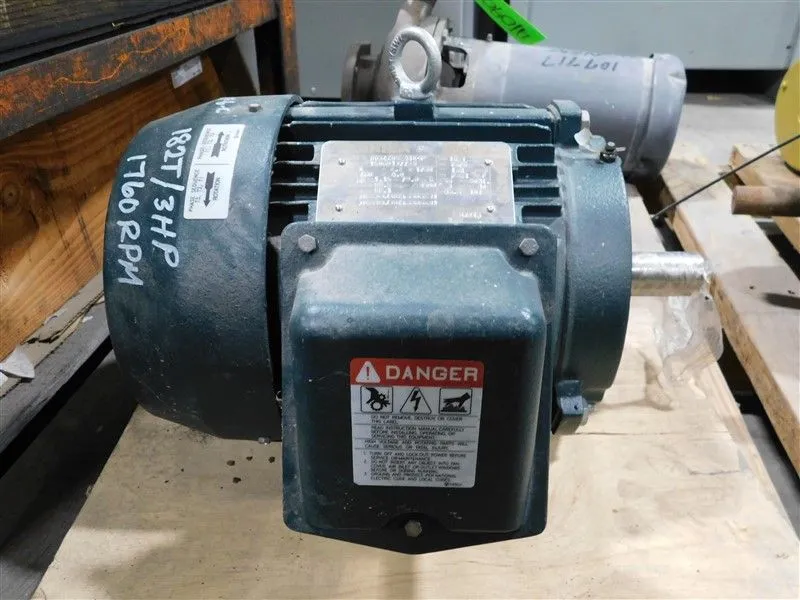 Toshiba 0034XDSB41A-P Motor 3 HP 2.2kW 1760 RPM 3600 max. RPM Damaged Fin Used