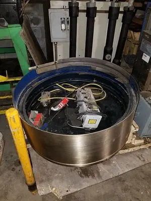 30'' SST Vibratory Feeder Bowl w/ Controller and Base 10'' Depth 1 3/4'' Ridges