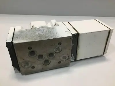 USED MOOG J661-335