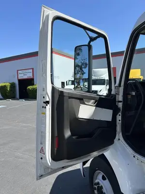USED 2022 VOLVO VNR42T300