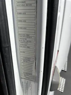 USED 2015 VOLVO VNM64T200