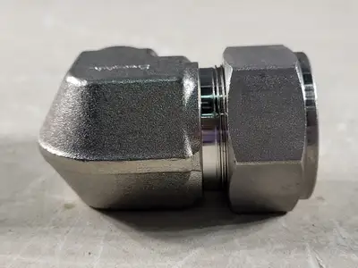 NEW SWAGELOK SS-1610-2-12