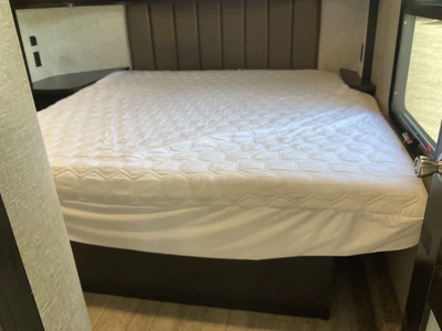 Used 2018 MOMENTUM 395M Campers, Caravans, Motorhomes Michigan US | Miedema Asset Management Group #1334425
