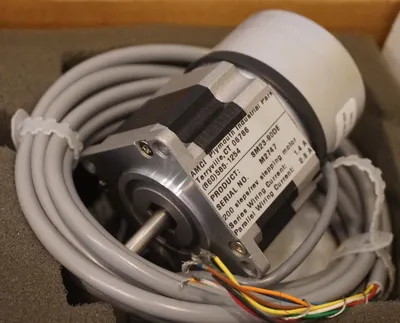 NEW ADVANCED MICRO CONTROLS SM23-90DE STEPPER MOTOR 200 STEPS / REV, SM2390DE