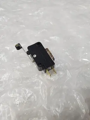 OMRON SENSOR D2MV-1L2-1C4 SWITCH QTY 2