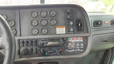 USED 2014 PETERBILT 365