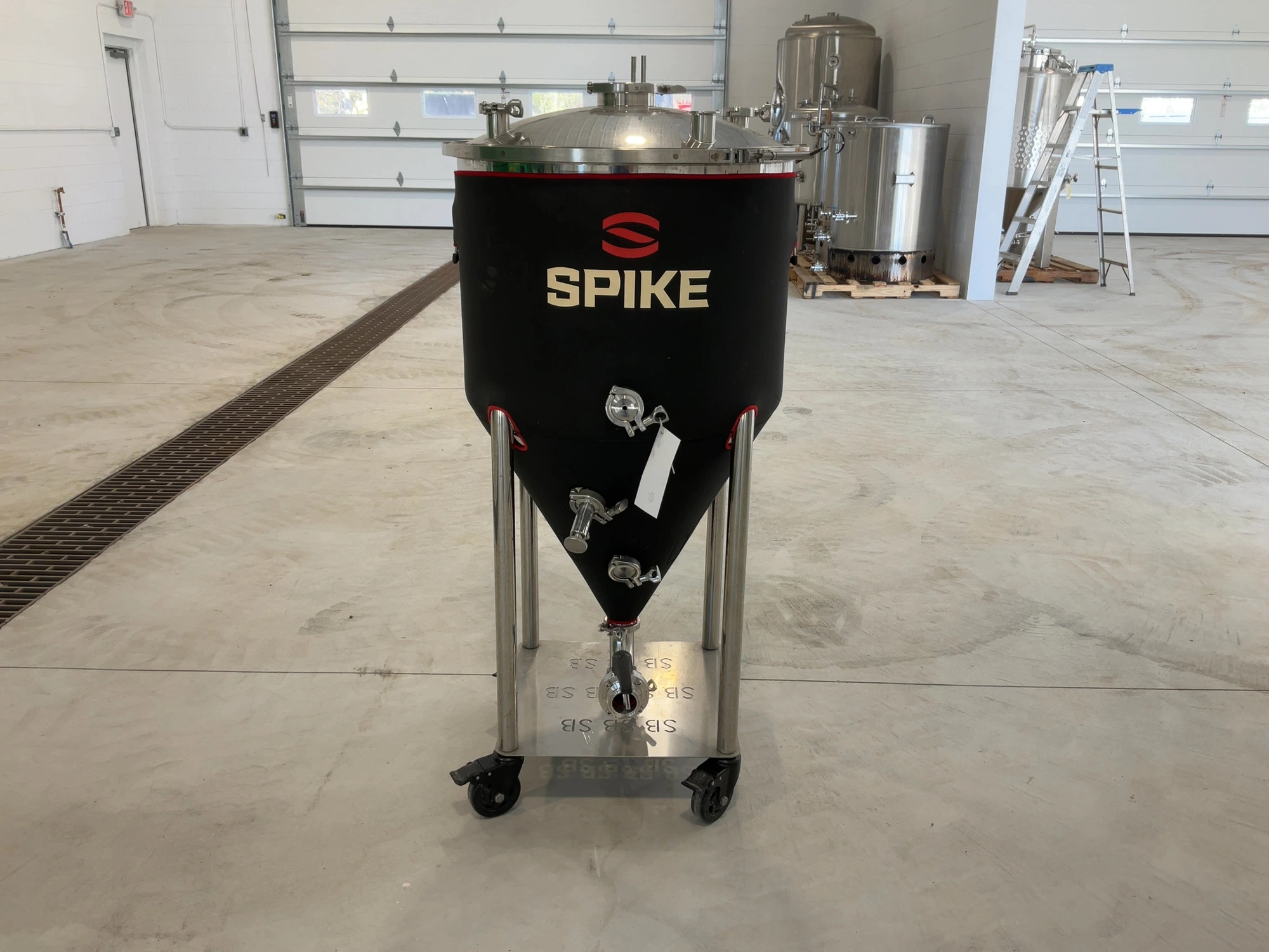Used SPIKE BREWING CF30 CONICAL FERMENTER/UNITANK WITH INSULATED CONICAL JACKET Brewing Equipment Michigan US | Miedema Asset Management Group #1580154