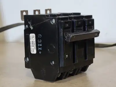 15 Amp, 3 Pole, 240 volts Circuit Breaker