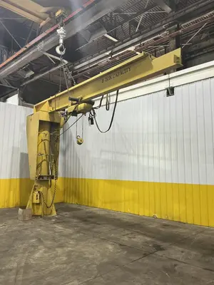 2 TON X 18' SPAN X 12' HIGH HOWE FREE STANDING JIB CRANE, WITH REMOTE CONTROL,  POWER ROTATION & YALE 2 TON HOIST: YOBRO #24579