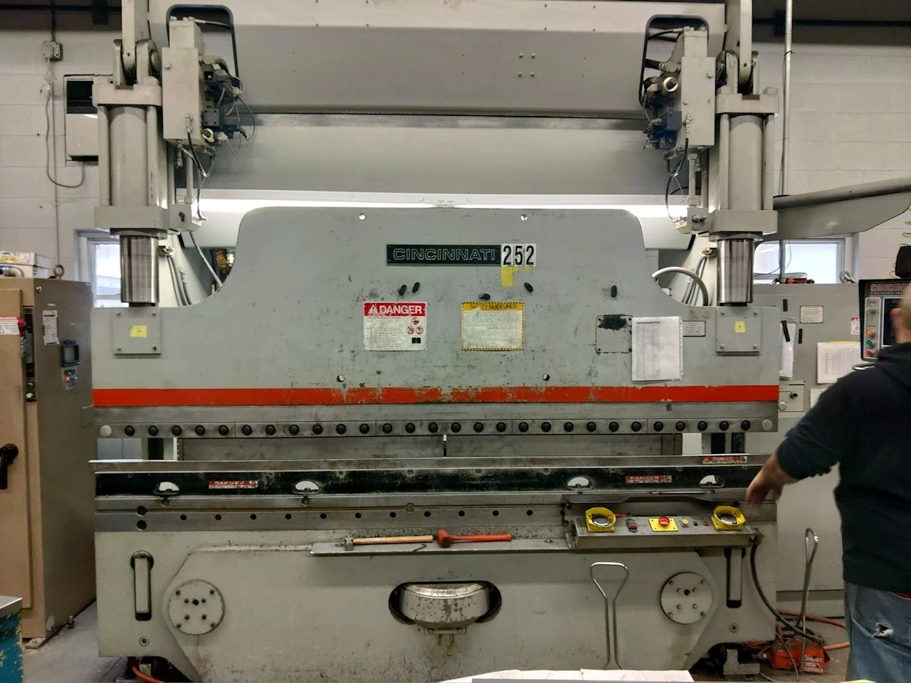 10' CINCINNATI-INC "135AFX8FT AUTOFORM" 135-TON CNC HYDRAULIC PRESS BRAKE w/CINCINNATI AUTOFORM CNC CONTROLS & 6-AXIS BACK GAUGE - AUTO-CROWNING - 14" EXTRA LONG STROKE - HYDRAULIC CLAMPING
