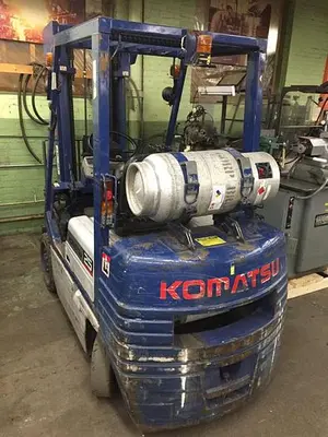 2956-560 KOMATSU 5000LB CAPACITY RIDE ON FORK LIFT TRUCK MODEL 25