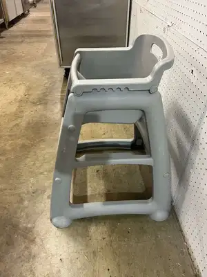 Used Rubbermaid Used Rubbermaid® FG780508PLAT Platinum Sturdy Restaurant High Chair - FG5 Restaurant Front of House Furnishings Illinois US | Falcon Restaurant Supply #1374850