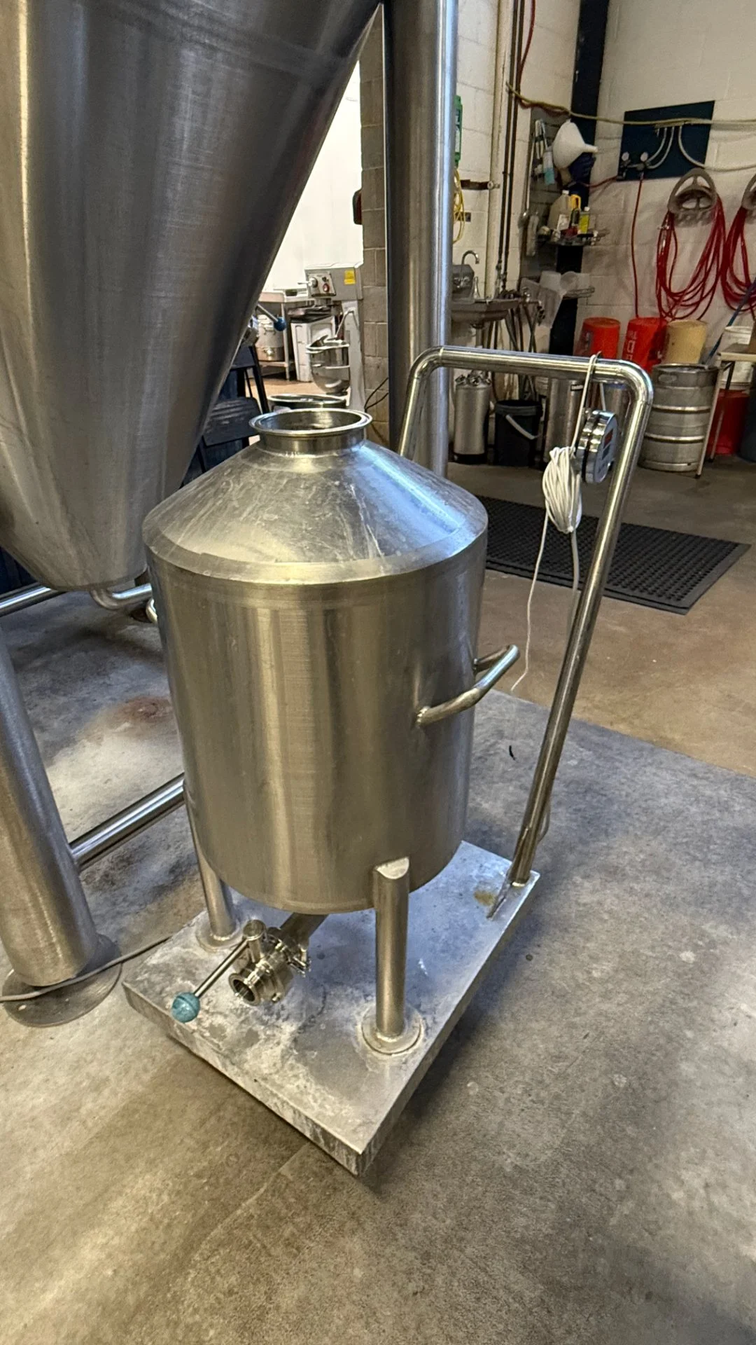 Stainless Steel Yeast Brink (mobile) With Stand And Valve Assembly