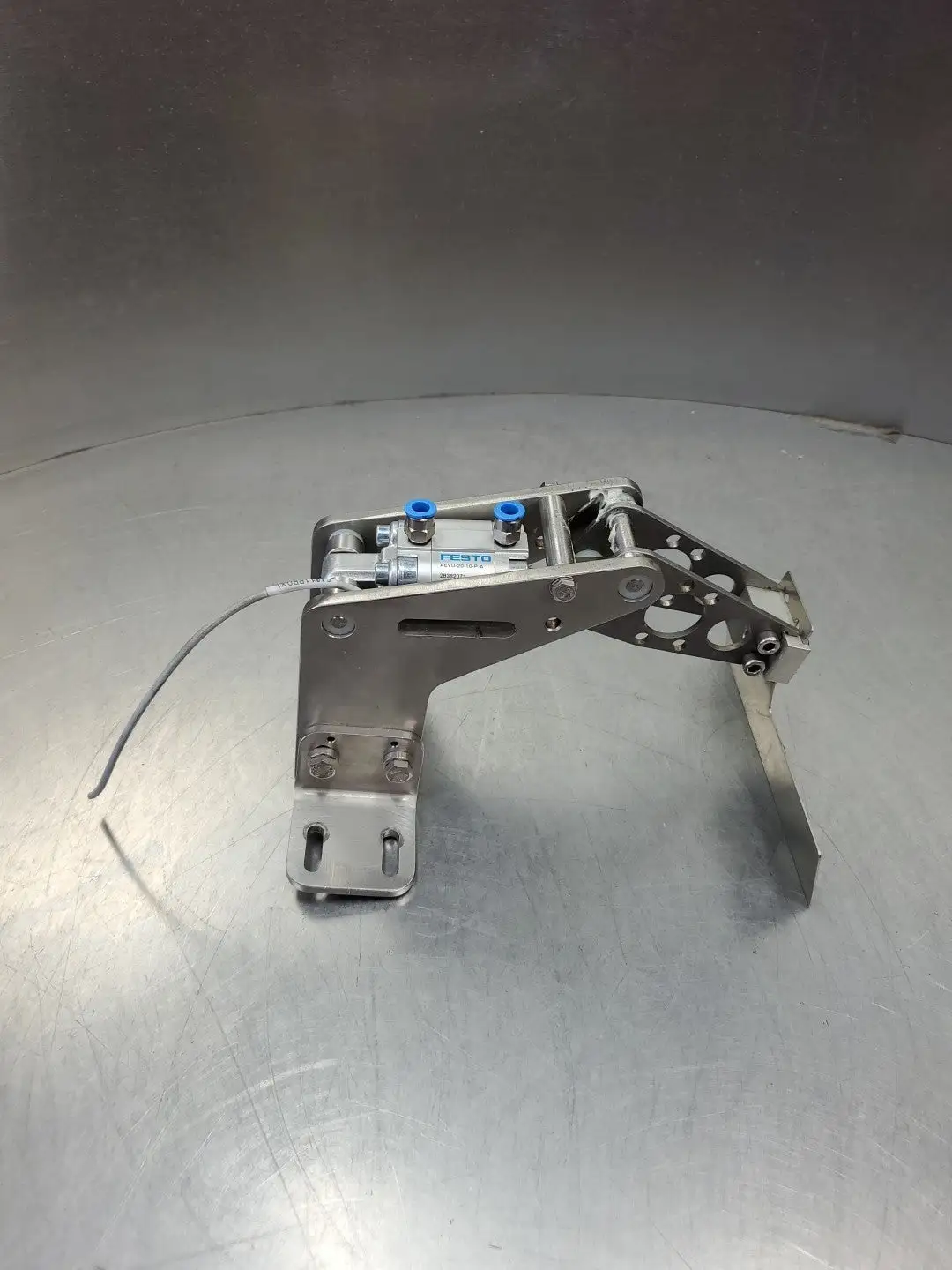 FESTO AEVU-20-10-P-A Single Arm Pneumatic Cylinder. 6E-7