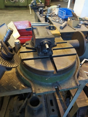 PRAGA Universal Mill, in good working condition, visible under power