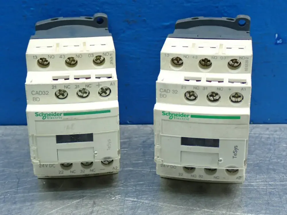 Used SCHNEIDER ELECTRIC CAD32BD Relays & Switches Ohio US | HGR 24 #869690