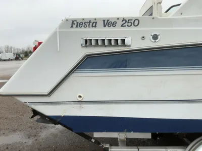 USED 1987 RINKER FIESTA VEE 250