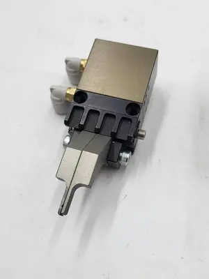 Used SCHUNK SCHUNK MPG+32-AS / 305512 ROBOTIC PNEUMATIC GRIPPERS Robot Parts | ND Industrial Surplus #1216668