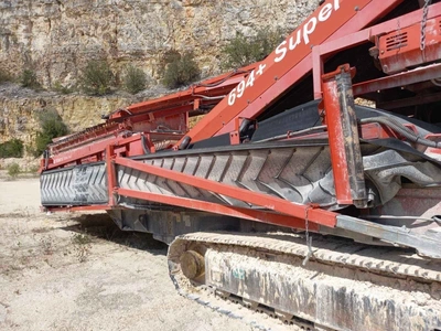 TEREX Mobie Impact Crusher with Screener (2011), full working order, visible under power