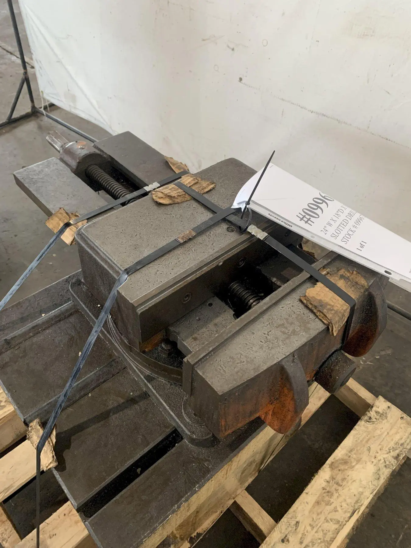 16" SWIVELING HEAVY DUTY MACHINE VISE.  STOCK  # 0996124