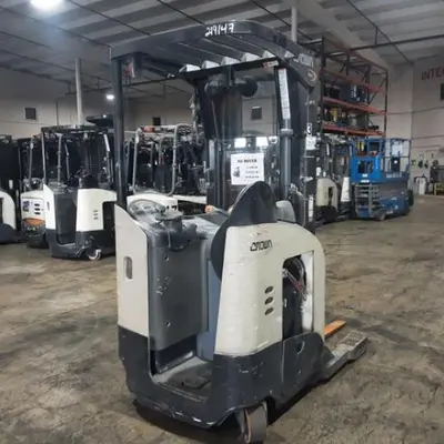 USED 2016 CROWN RR5725-45