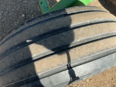 Used John Deere 13’6” Disc, Pull Behind with Pin Hitch, Hydraulic Lift/Lower, 9.5L-15 and 11L-14 Tir...