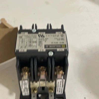 Square D 8910DPA33V14 3 Pole 30 AMP 24 V Definite Purpose Contactor