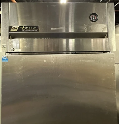 174-0128 True TG1R-1S Single Door Self Contained Reach In Cooler