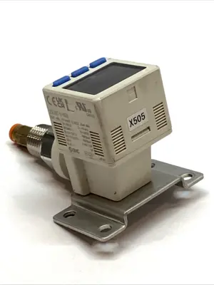 USED SMC DIGITAL VACUUM SWITCH 3-SCREEN 1/4" NPT PNP 12-24V