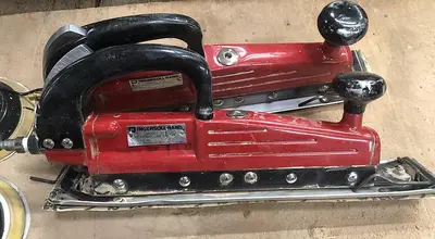 LOT OF PALM AND STRIGHT LINE PNEUMATIC HAND SANDERS
