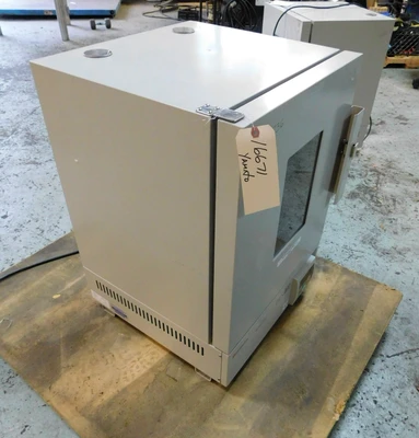 USED YAMATO DRYING OVEN DVS 400