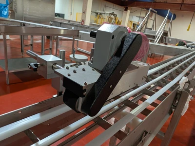 Universal Top and Bottom Label Applicator with Top-and-Bottom Transport Conveyor