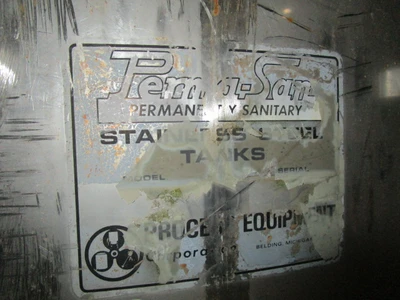 730 gallon Stainless Steel Vertical Tank, on legs
