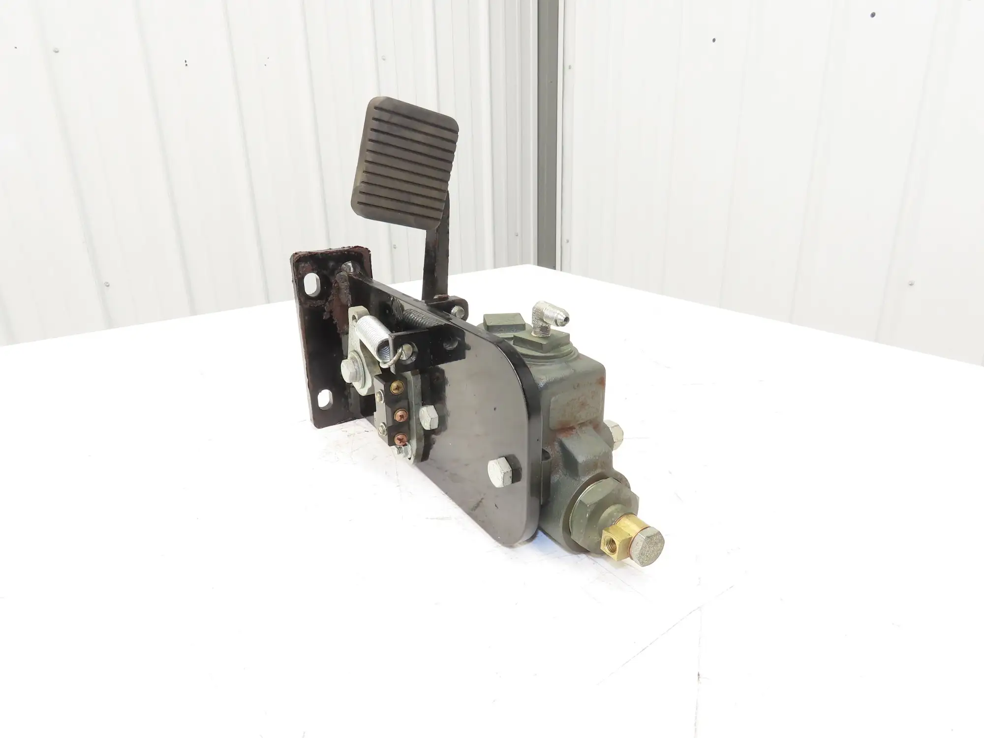 Landoll LSC30 Hydraulic Brake Pedal Master Cylinder Assembly Off LSC30 Forklift