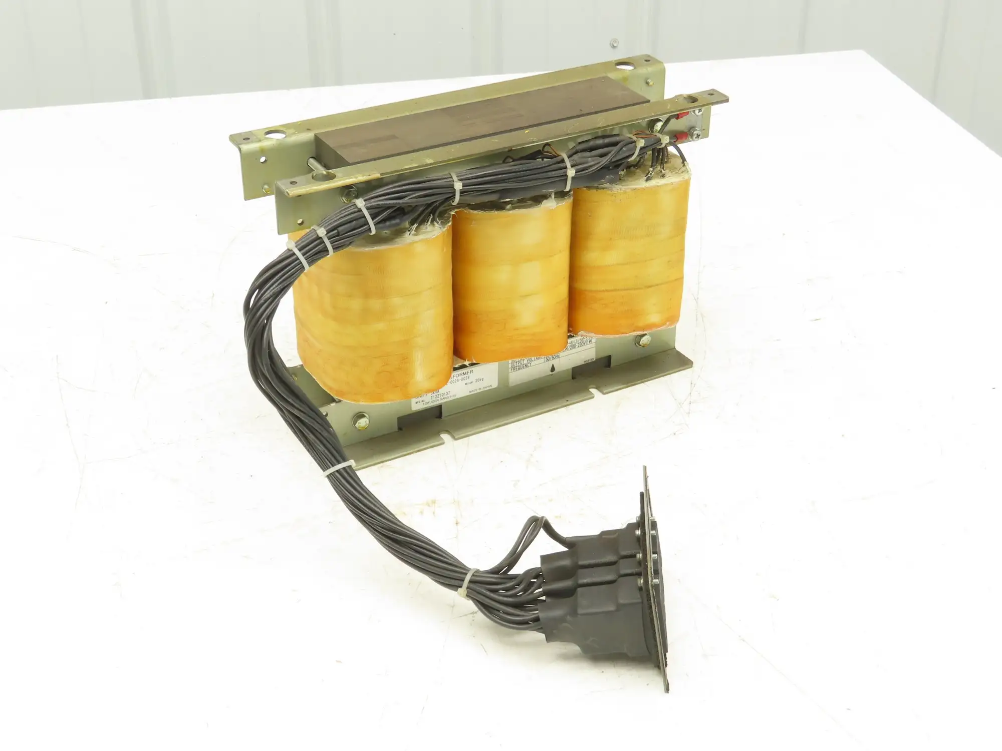 Tokuden Sangyou Step-Down Transformer 3Phase 3kVA 380-575V HV 210-230V LV