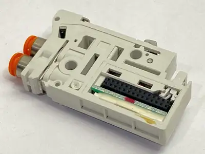 VVQC1000-1A-1 | SMC  Manifold Station Block w/ 1/4" Fitting - Used