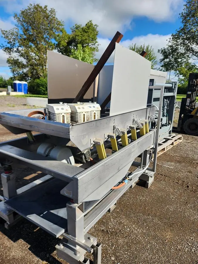 Industrial Shaker Table – Material Separation & Screening for Flower Processing