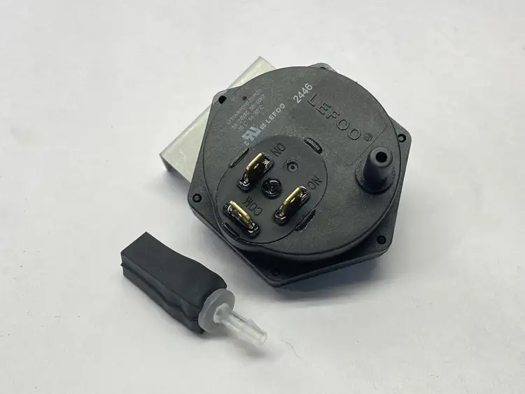 Used LEFOO DIFFERENTIAL PRESSURE SWITCH Pressure Switches Michigan US | Maverick Industrial Sales #1091114