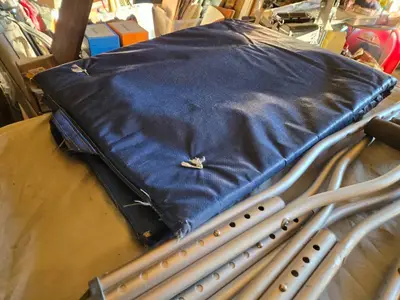 Rubbermaid Saf-T-Grip Shower Mat and Crutches with Blue Cushion