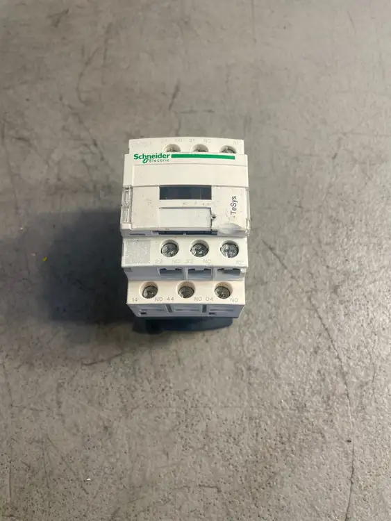 Used Schneider Electric Schneider Electric CAD32 Relays & Switches | Palmetto Automation #1156356
