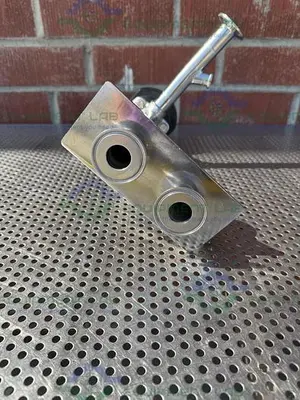 USED ITT PURE FLO ADVANTAGE 6 -WAY DIAPHRAGM VALVE W/ 1" TO 3/4" SANITARY FITTING