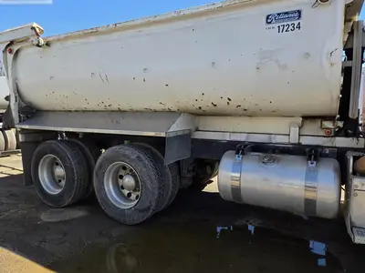 USED 2013 PETERBILT 384