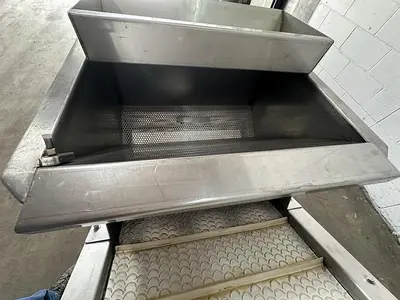 Incline Conveyor with Hopper