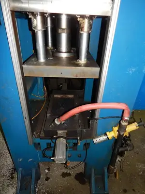 90 Ton FARGER & JOOSTEN MULTIPOWER Air/Oil Press