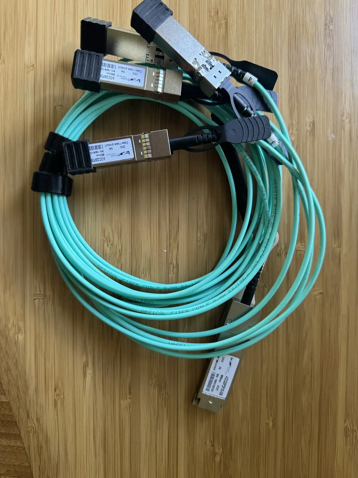 Active Optical Cable Breakout QSFP28 100Gbps to 4x28G SFP28/5M (BIN461)