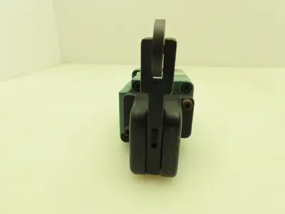 Aro 5232-05-3 Pneumatic Air Limit Switch Valve 3 Way Roller Arm 3/8" NPT