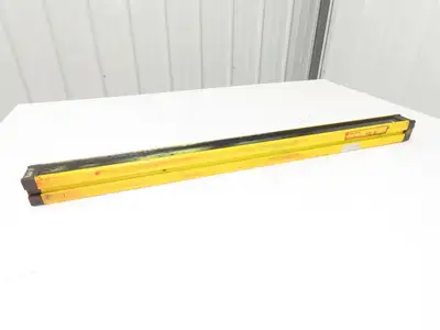 Allen Bradley 440L-T4D0750-N Guardmaster Light Curtain Transmitter *Cracked*