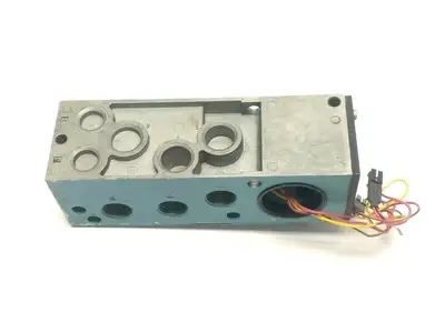 MM-P2A-231D-9 | MAC Valves  Mod 1605 Valve Manifold Base 1/2" NPTF - Used