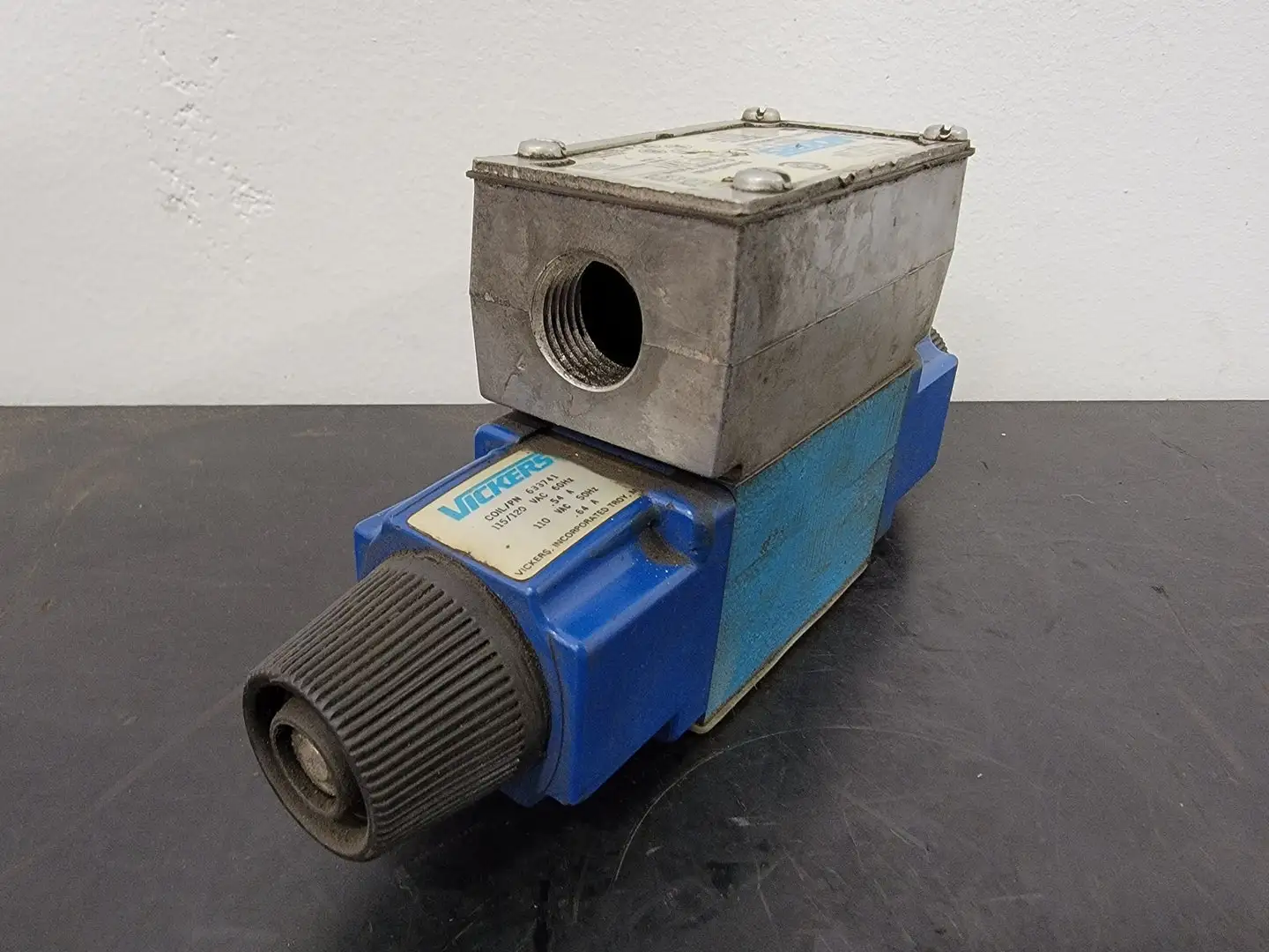 USED VICKERS DG4V-3-2C-M-W-B-40-S324