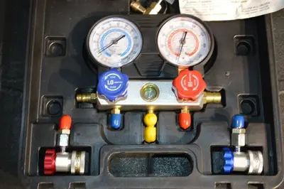 Pittsburgh A/C Manifold Gauge Set - R-134A, 2 Gauges, 3 Hoses, Case